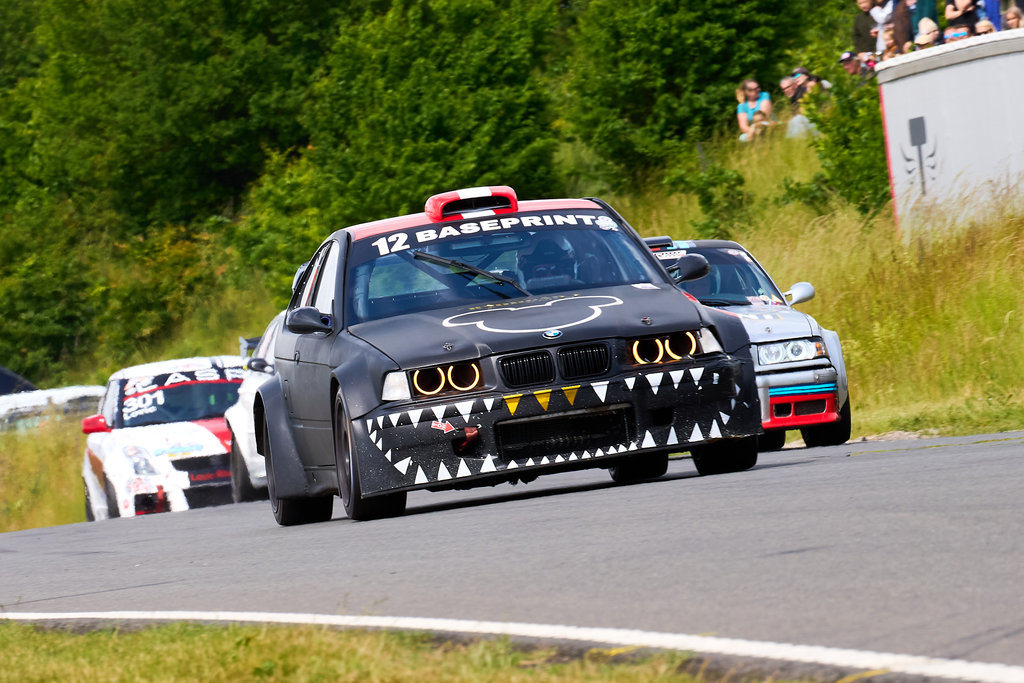 Mickey Mikkelsen viste tænder på Ring Djursland med sin BMW, men sejren gik til Ole Sondrup, der anes i bilen med de blå/røde striber
(Foto: Ib Trebbien)